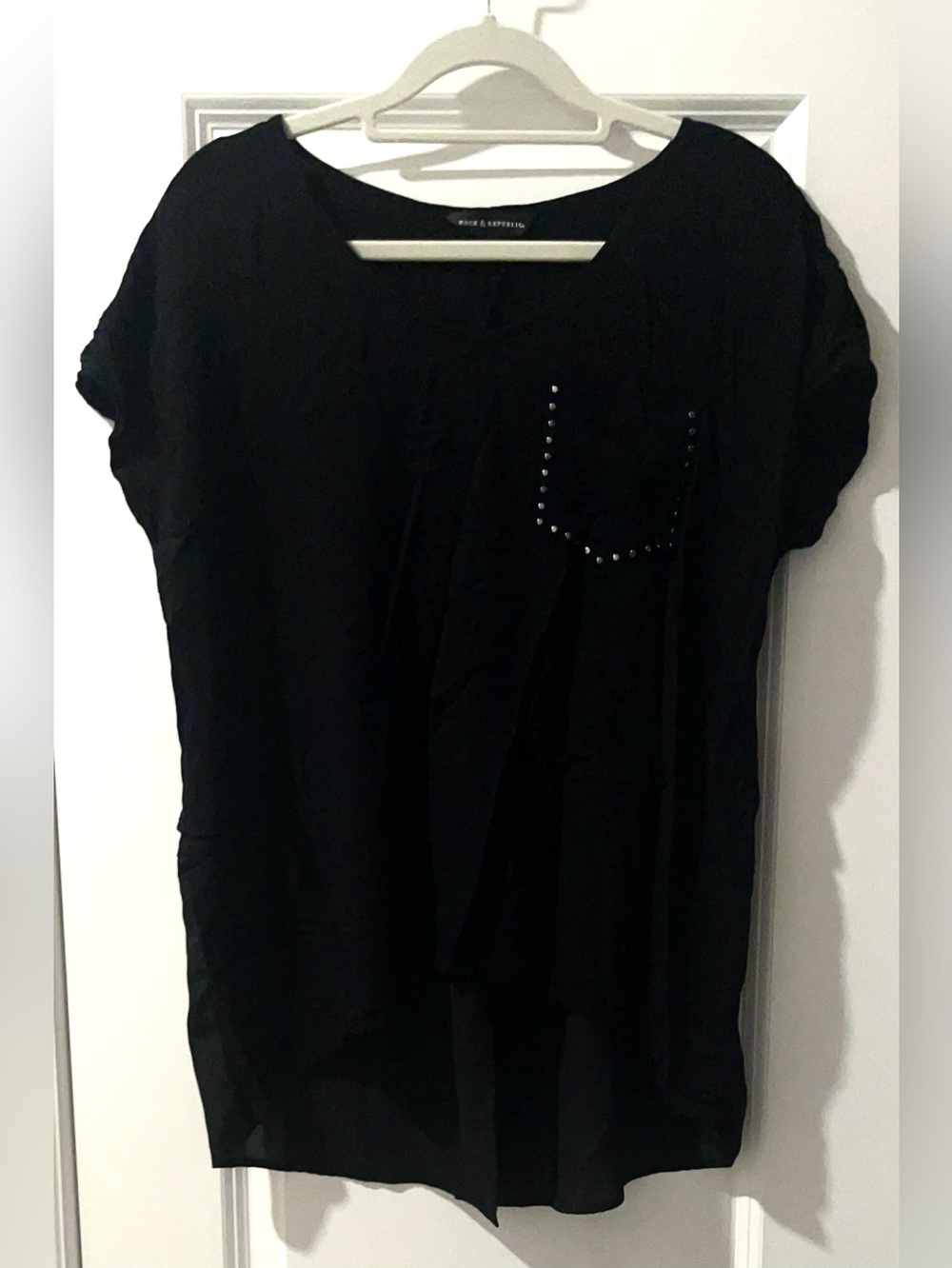 Rock & Republic Black Hi Low Tunic Cap Sleeve Tee with Studded Pocket